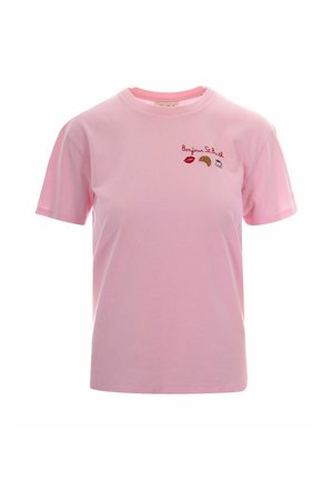 T-shirt rosa chiaro a maniche corte con scollo rotondo e piccolo ricamo con labbra rosse, croissant, tazza di caffè e scritta "Bonjour St. Barth" sul petto sinistro.
