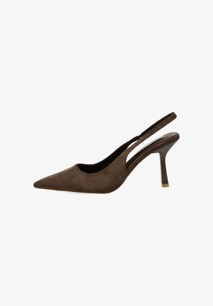 Zapato de tacón slingback de punta afilada en ante marrón oscuro con un tacón stiletto delgado de altura media sobre fondo blanco.