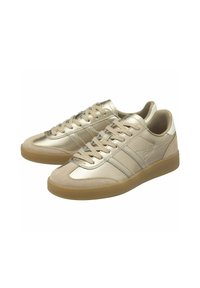 Zapatillas beige con detalles metálicos, de ante y materiales sintéticos, puntera redonda, suela de goma texturizada y tres rayas a los lados.