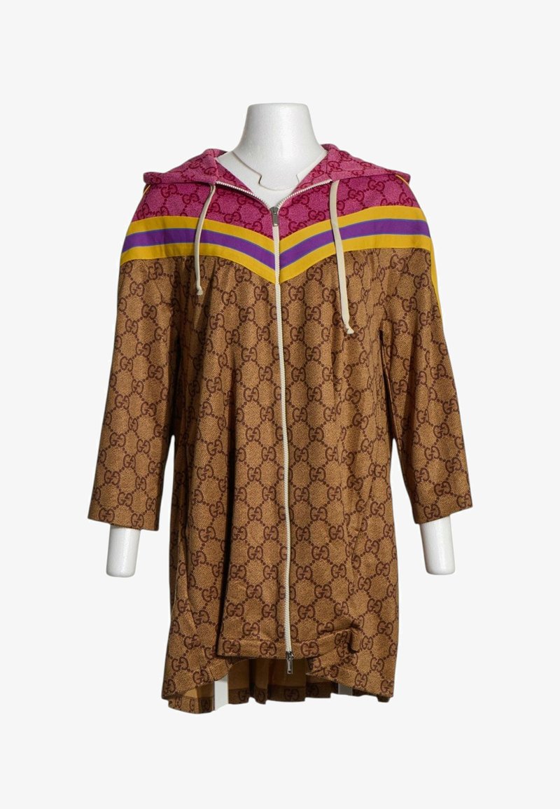 Long sweat à capuche marron zippé avec motif monogramme GG marron, bandes chevron violettes et jaunes sur la poitrine, et manches trois-quarts sur un mannequin.