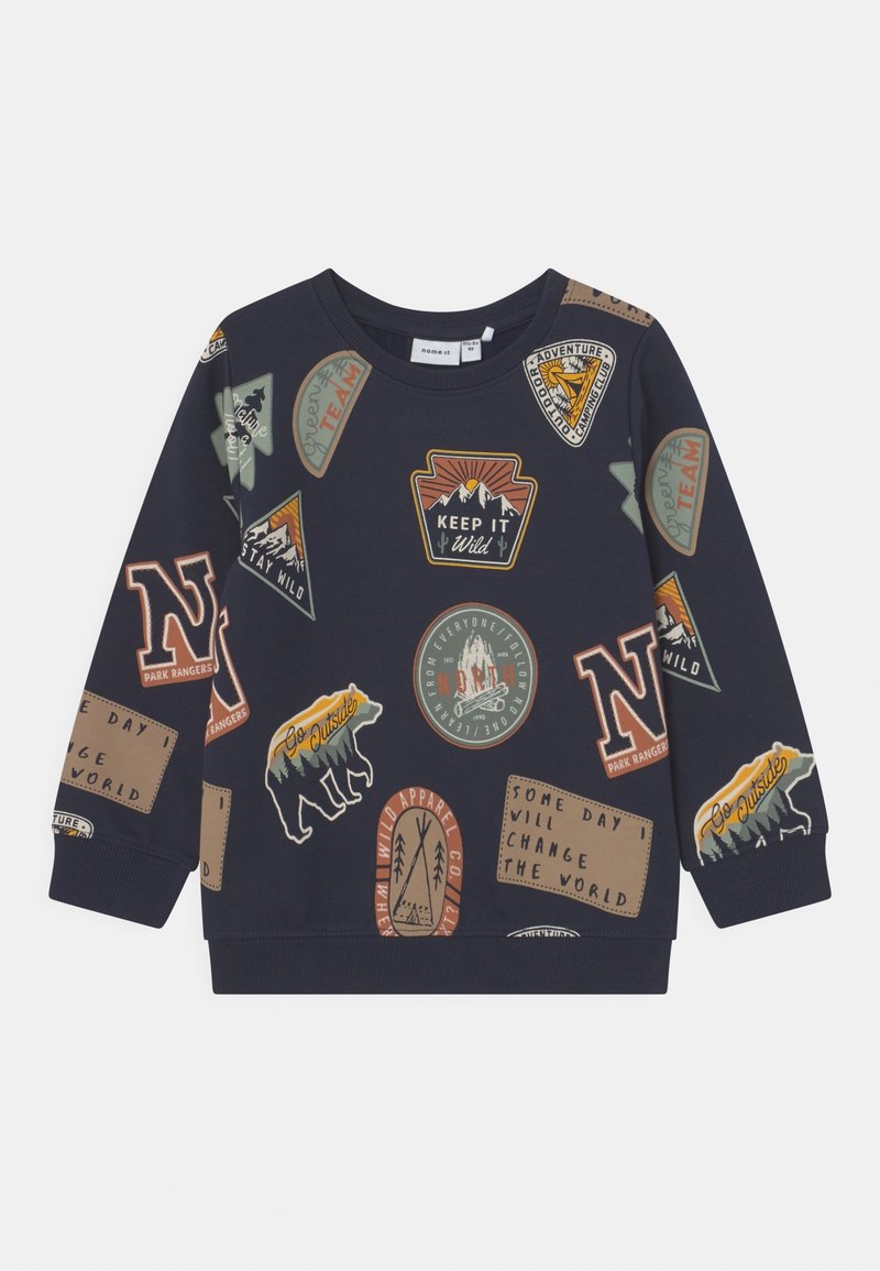 Sweat-shirt bleu marine avec des écussons sur le thème de la nature comprenant des montagnes, un ours, les textes "Keep It Wild", "Go Outside" et "Some Day Will Change The World".