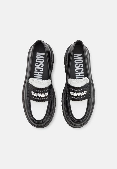 MOSCHINO - Czółenka na platformie