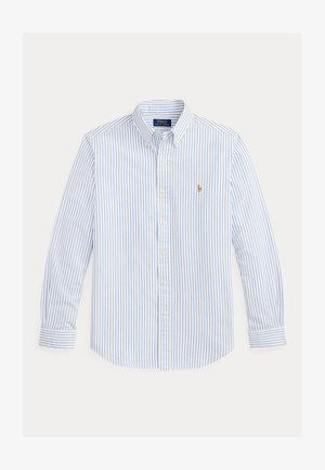 Chemise blanche à manches longues avec des rayures verticales bleues, boutonnée au devant, col boutonné et petit logo brodé sur la poitrine.