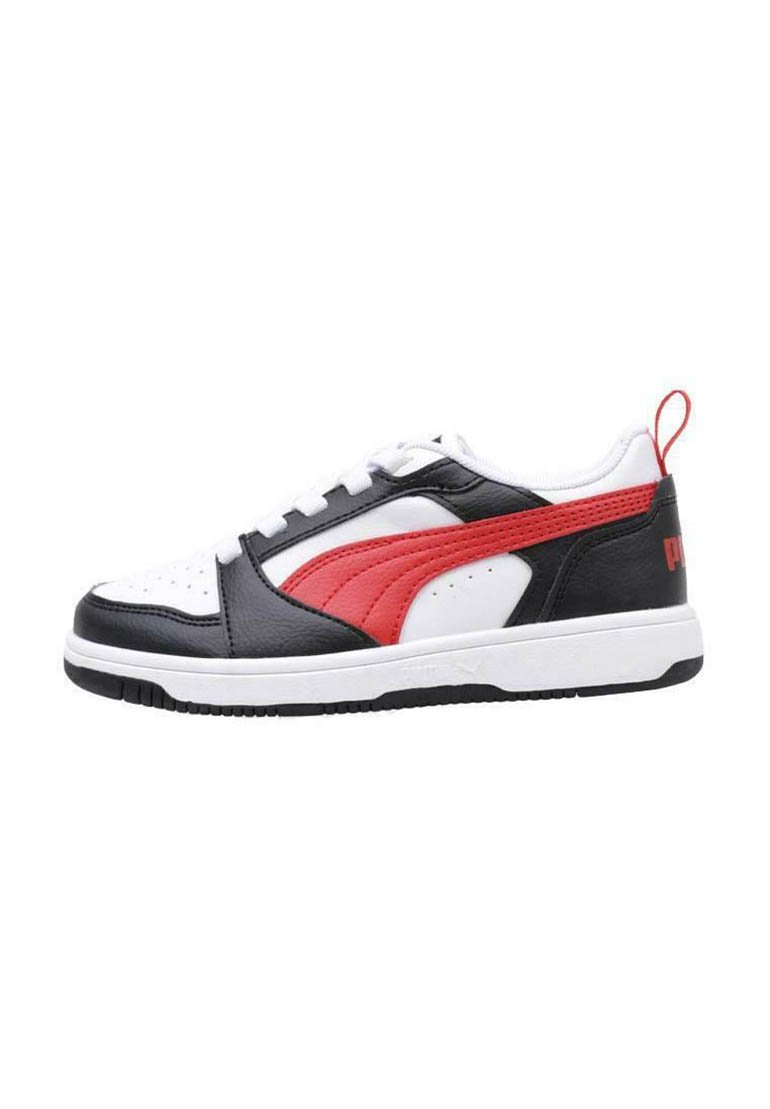 Sneaker neri, bianchi e rossi con tomaia in pelle strutturata, chiusura con lacci, colletto imbottito e suola in gomma. Presenta un logo prominente sul tallone.