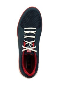 Granatowe buty sportowe z białymi sznurowadłami, czerwonymi akcentami i siateczkową cholewką. Posiadają zaokrąglony czubek oraz fakturowany wzór z amortyzującą wkładką.