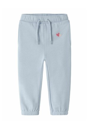 Lichtblauwe peuter joggingbroek met elastische taille en boorden, trekkoord en klein roze-wit hartjesmotief op de linkerheup.