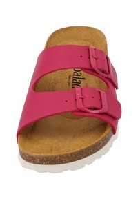 Sandalini rosa con due cinghie e fibbie, zeppa in sughero e suola in gomma bianca. Materiale superiore liscio e texture interna simile alla pelle scamosciata.