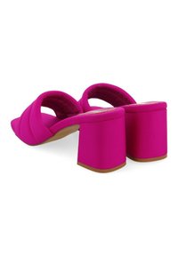 Sandalias de tacón bloque en color rosa, con amplias correas cruzadas y una plantilla acolchada. Los tacones cuadrados proporcionan estabilidad. Textura suave.