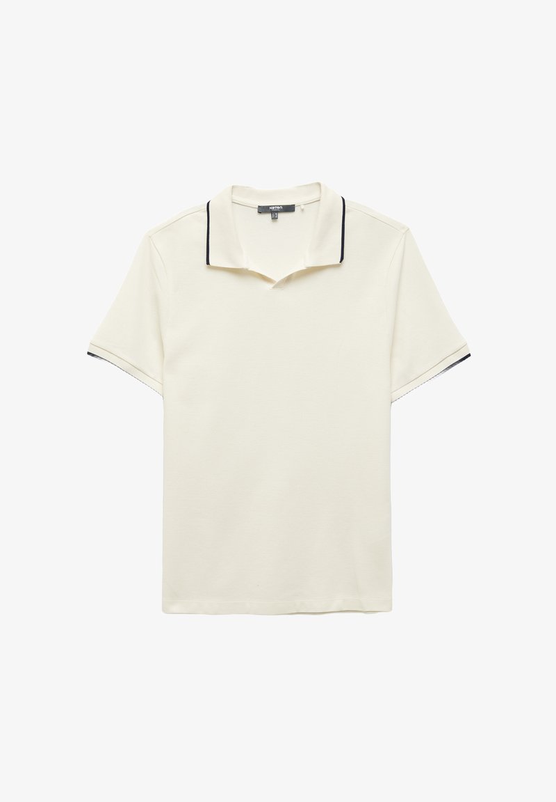 Crème kleur polo shirt met korte mouwen, met zwarte afwerking op de kraag en de mouwranden, plat liggen op een witte achtergrond.