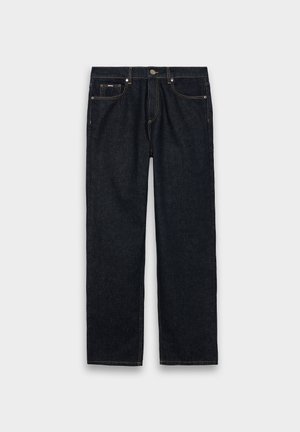 Mørkeblå denimjeans med rette ben, utstyrt med fem lommer, gule sømmer og en metallknapp i midjen.
