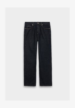 Jean en denim bleu foncé avec une coupe droite, comprenant cinq poches, des coutures jaunes, et une fermeture à bouton en métal à la taille.