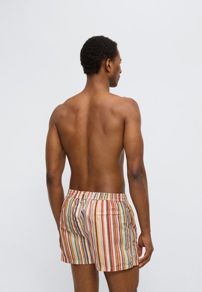 Ανδρικό μαγιό σορτς με πολύχρωμες κάθετες ρίγες. Κατασκευασμένο από ελαφρύ ύφασμα με ελαστική μέση και πίσω τσέπη.