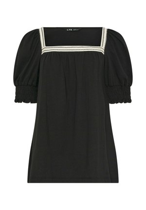 Blusa negra con mangas cortas abullonadas y puños fruncidos, con un escote cuadrado adornado con costuras decorativas blancas.