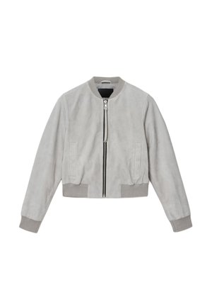 Jasnoszara zamszowa kurtka bombowa z prążkowanym kołnierzem, mankietami i dołem, zamkiem błyskawicznym z przodu oraz dwoma pionowymi kieszeniami z przodu.