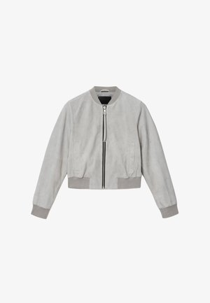 Jasnoszara zamszowa kurtka bombowa z prążkowanym kołnierzem, mankietami i dołem, zamkiem błyskawicznym z przodu oraz dwoma pionowymi kieszeniami z przodu.