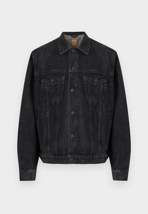 Veste en denim noire à manches longues, fermeture avant à boutons, deux poches poitrine à rabat avec boutons, et poches latérales.