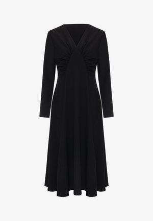 Musta pitkähihaisen mekko V-pääntiellä, jossa on rypytetty kangas rinnan alueella ja laskeutuva A-linjan hame. Sileä pinta, ei kuvioita.