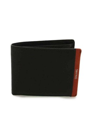 Portafoglio nero bifold con pannello laterale marrone con il logo Spalding bianco su sfondo bianco.