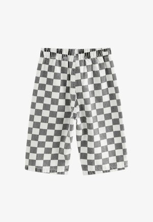 Šortsovi u crno-bijelom kockastom uzorku s elastičnom trakom u struku, do koljena, ravnog kroja, prikazani na bijeloj pozadini.