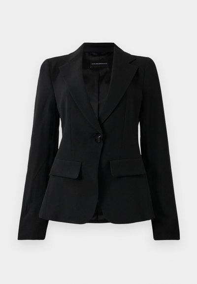 Černé tailored sako s klopami, jedním černým knoflíkem na zapínání a dvěma předními kapsami s klopami, vystavené na jednoduchém bílém pozadí.