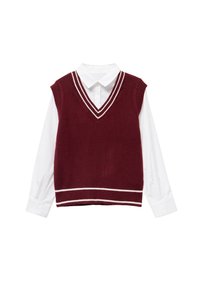 Gilet tricoté bordeaux avec un col en V et des rayures blanches au niveau du col et de l'ourlet, superposé sur une chemise blanche à col.