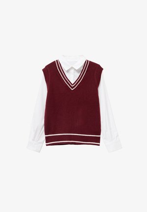 Gilet tricoté bordeaux avec un col en V et des rayures blanches au niveau du col et de l'ourlet, superposé sur une chemise blanche à col.