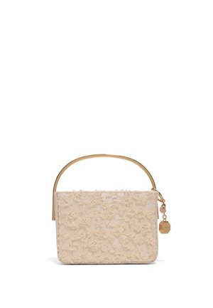 Borsa rettangolare beige con ricamo floreale a rilievo, manico curvo dorato e un ciondolo dorato attaccato vicino alla cerniera.