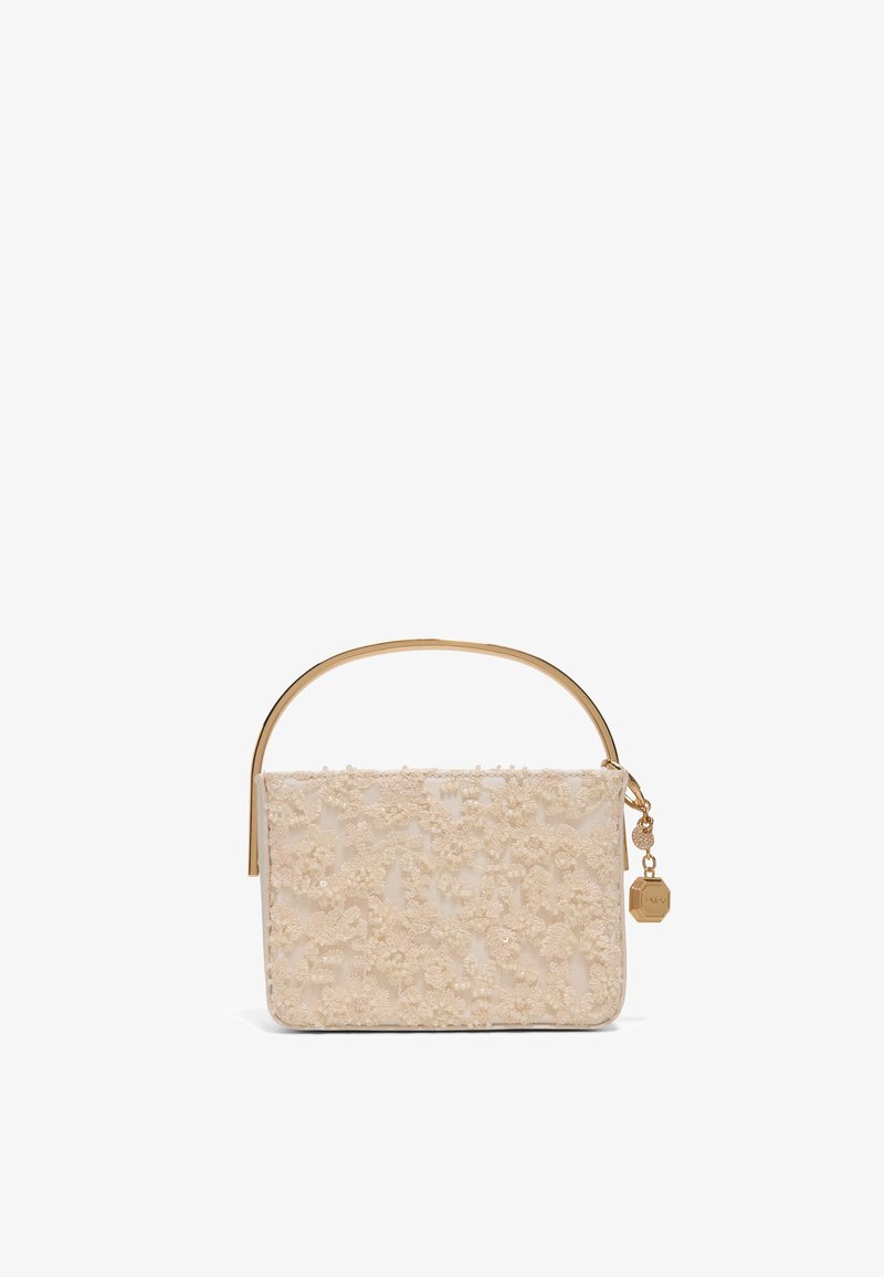 Sac à main rectangulaire beige avec broderie florale texturée, poignée courbée en or et un pendentif doré attaché près de la fermeture éclair.