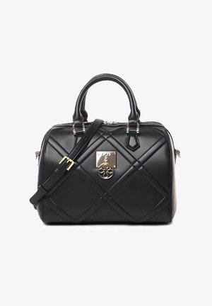 Borsa nera in pelle con cuciture a rombi trapuntate, doppio manico, tracolla regolabile e chiusura decorativa in metallo dorato sul davanti.