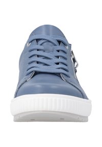 Niebieski skórzany sneaker z okrągłym noskiem, białą teksturowaną gumową podeszwą i dopasowanymi sznurowadłami. Posiada srebrzysty zamek błyskawiczny z boku dla dodatkowego efektu.