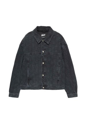Jachetă din denim negru cu textură matlasată, cu nasturi în față și guler. Are mâneci lungi și o croială lejeră.