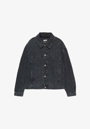 Jachetă din denim negru cu textură matlasată, cu nasturi în față și guler. Are mâneci lungi și o croială lejeră.
