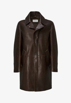 Brūns ādas mētelis ar iezīmētu apkakli, divām sānu kabatām un taisnu griezumu. Gluda tekstūra ar redzamām šuvju detaļām.