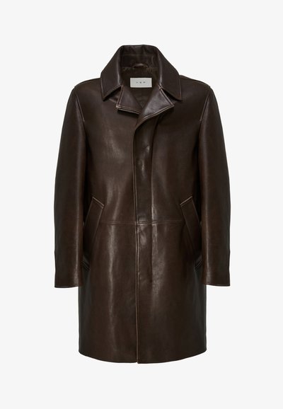 Brauner Ledermantel mit Reverskragen, zwei Seitentaschen und geradem Schnitt. Glatte Textur mit sichtbaren Nahtdetails.