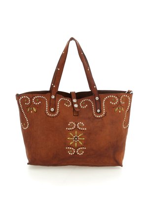 Borsa tote in pelle marrone con cuciture decorative, borchie metalliche e dettagli floreali verdi e gialli. Manici doppi per il trasporto.