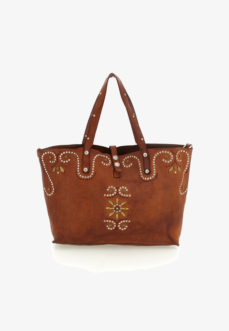 Borsa tote in pelle marrone con cuciture decorative, borchie metalliche e dettagli floreali verdi e gialli. Manici doppi per il trasporto.