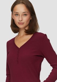 s.Oliver MIT HENLEYAUSSCHNITT - Langarmshirt - rubinrot