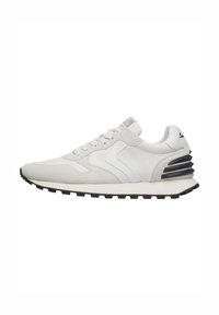 Weiße Sportschuhe mit einem glatten Lederobermaterial und Wildledereinsätzen, einer strukturierten schwarzen Außensohle und einem dezenten gestreiften Design an der Ferse.