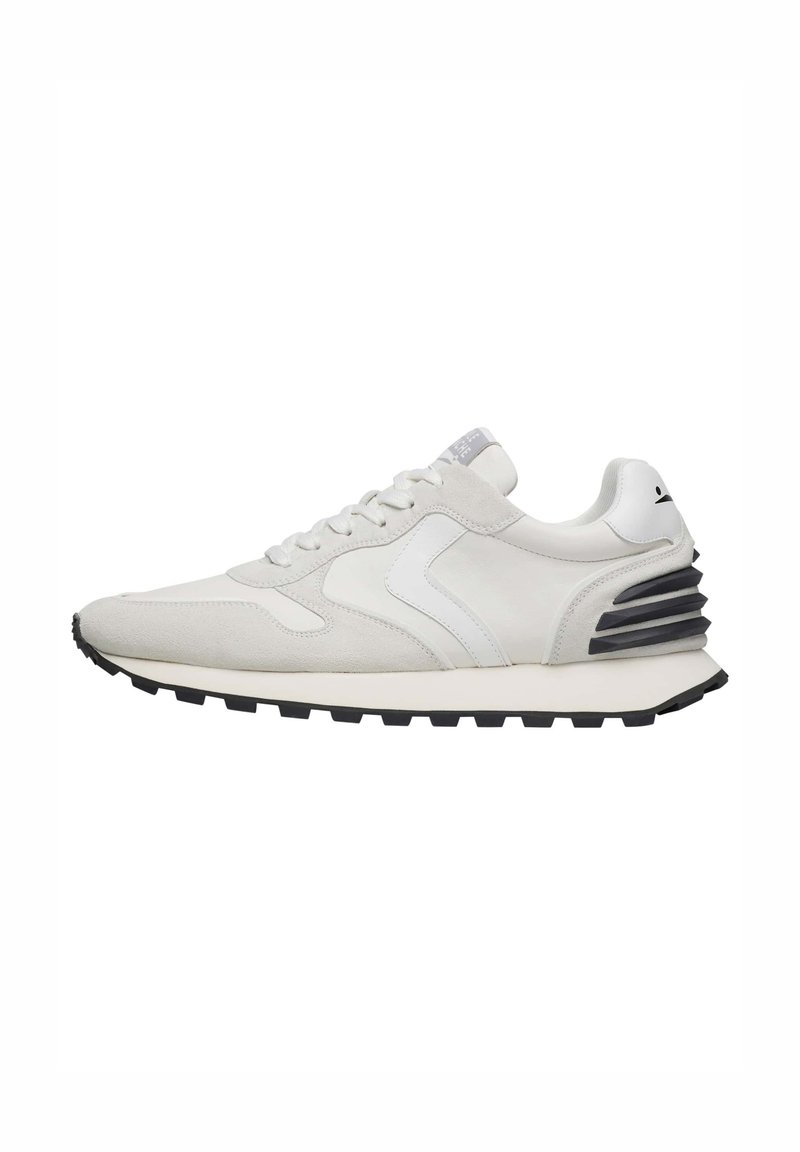 Weiße Sportschuhe mit einem glatten Lederobermaterial und Wildledereinsätzen, einer strukturierten schwarzen Außensohle und einem dezenten gestreiften Design an der Ferse.