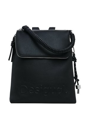 Sac à dos Desigual en similicuir noir avec rabat, poignée enroulée, détail zippé et fermeture par cordon avec accents métalliques de marque.