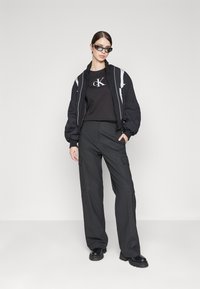 Calvin Klein Jeans SLIM TEE - T-shirt med print - black
