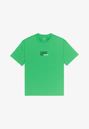 Felgroen T-shirt met korte mouwen en zwarte en witte tekst "THANKS 4 NOTHING CLUB RVCA" centraal op de borst.