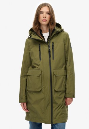 Parka vert olive en tissu durable, dotée d'une capuche, de deux poches avant et de poches zippées sur la poitrine avec des accents en métal noir.