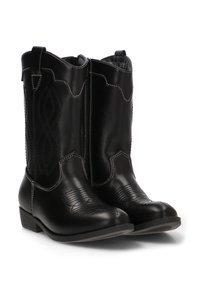 Botas de vaquero de cuero negro con costuras texturizadas y patrones decorativos, que presentan una puntera ligeramente puntiaguda y un tacón bajo apilado.