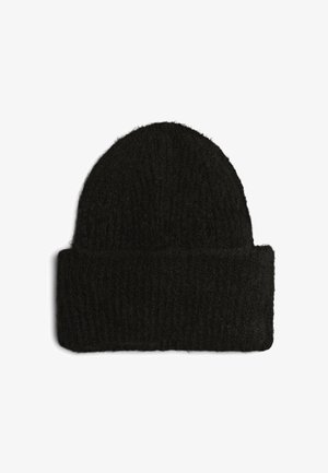 Crna pletena kapa sa mekanim, teksturiranim završetkom. Ima preklopljeni rub i zaobljeni vrh za udobno pristajanje, idealno za hladno vrijeme.