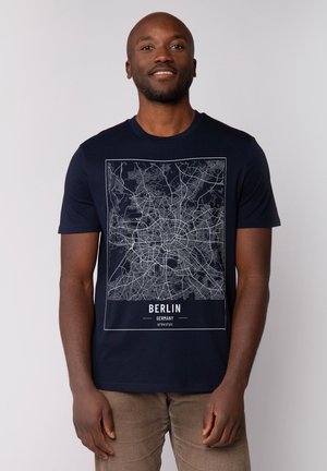 Navy blauwe t-shirt met korte mouwen met een witte grafiek van de kaart van Berlijn en tekst, gemaakt van zacht katoen met een klassieke pasvorm.