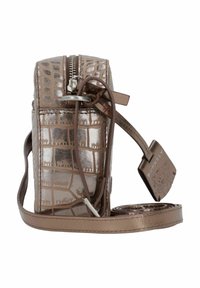 Borsa in metallo color marrone con effetto coccodrillo, chiusura con zip, tracolla regolabile e dettagli hardware con logo. Forma rettangolare compatta.