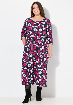 Blumen-midi-kleid mit marineblauem Hintergrund und pinken sowie weißen Blumen, Rundhalsausschnitt, dreiviertellangen Ärmeln und fließender Silhouette.