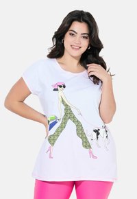 T-shirt bianco a maniche corte con una graphic colorata che raffigura una donna alla moda in pantaloni a stampa leopardata, che porta a spasso un cane bianco e nero, con accenti rosa.