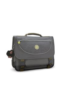 Bolso mensajero gris hecho de tejido duradero, con cierre de solapa, logo amarillo y un llavero de mono negro adjunto a una cremallera.